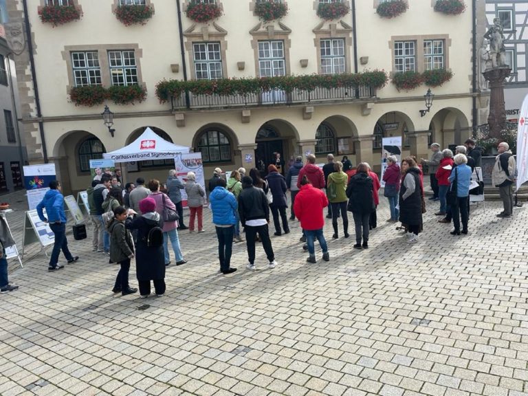 Interreligiöses Gebet am Tag des Flüchtlings auf dem Marktplatz in Sigmaringen