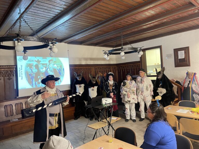 Die Sigmaringer Narren stellten ihre Zünfte und Masken im Café Globus vor