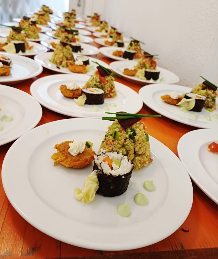 Die Mitarbeitenden der Sozial- und Asylverfahrensberatung kochen bei der Vesperkirche Sigmaringen
