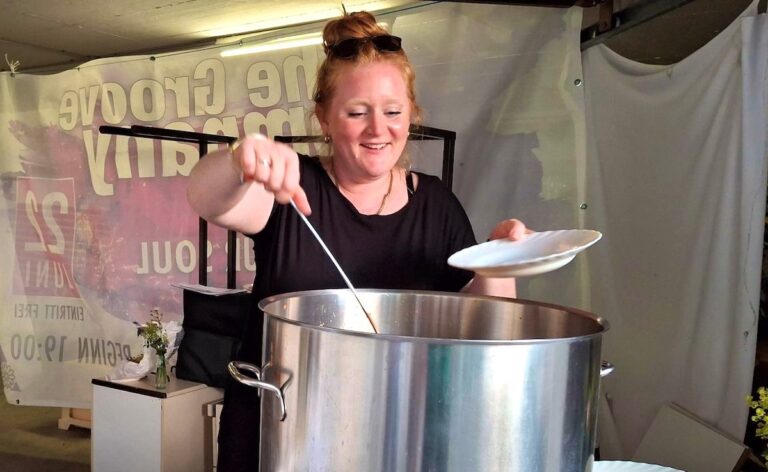 Mitarbeitende der Sozial- und Verfahrensberatung kochen für das Politische Nachtgebet